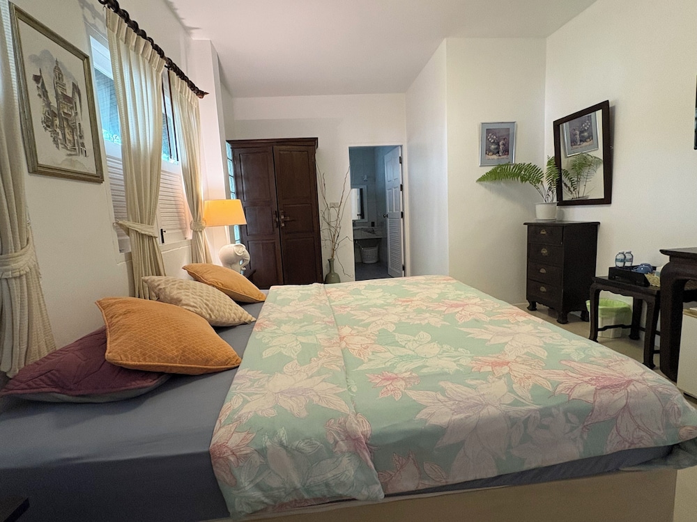 Deluxe Room, 1 King Bed - Photo 6