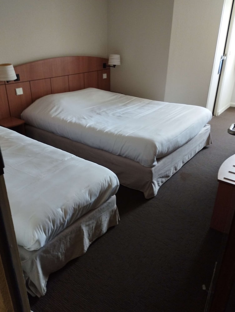Standard Room, Multiple Beds - Photo 8