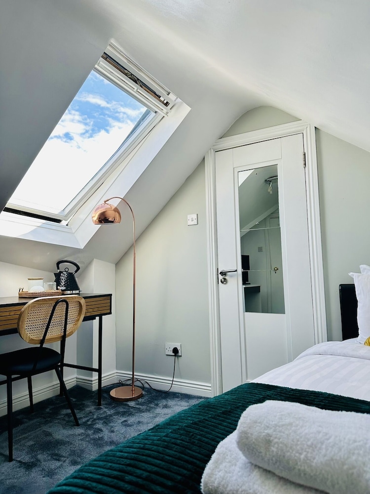 Basic Single Room, Ensuite, City View (single attic room) photo 3