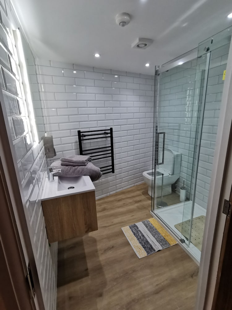 Premier Apartment, Private Bathroom, Courtyard View (2 bedroom) photo 2
