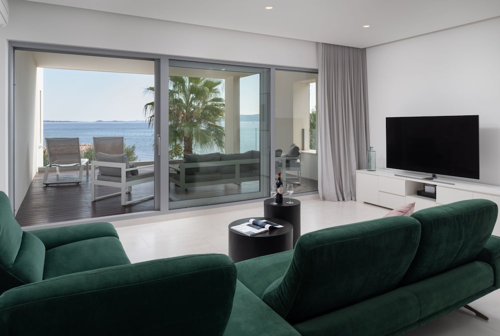 Luxury Apartment, 3 Bedrooms, Sea View (N4) photo 3
