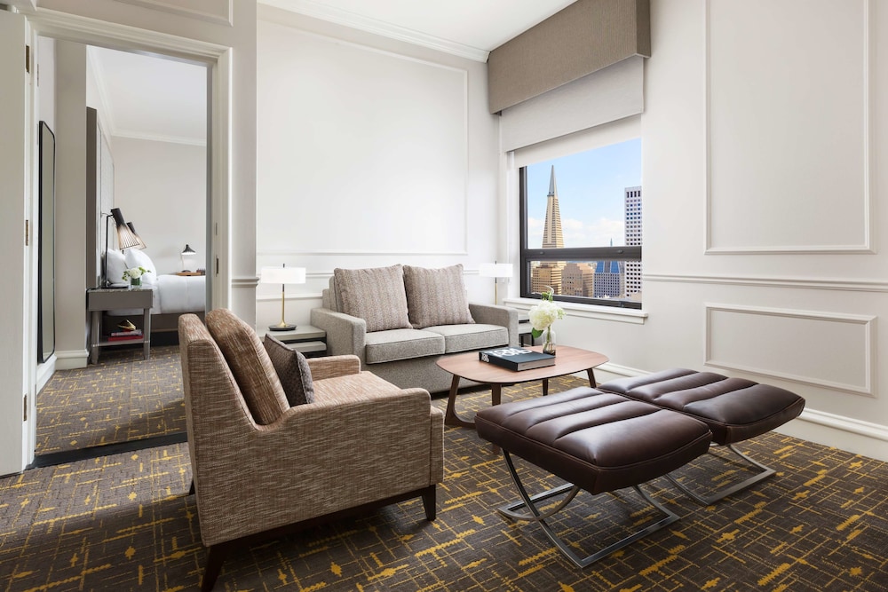 Suite (Parlor)