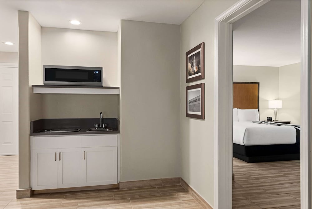 Family Suite, 1 King Bed, Non Smoking - Photo 1