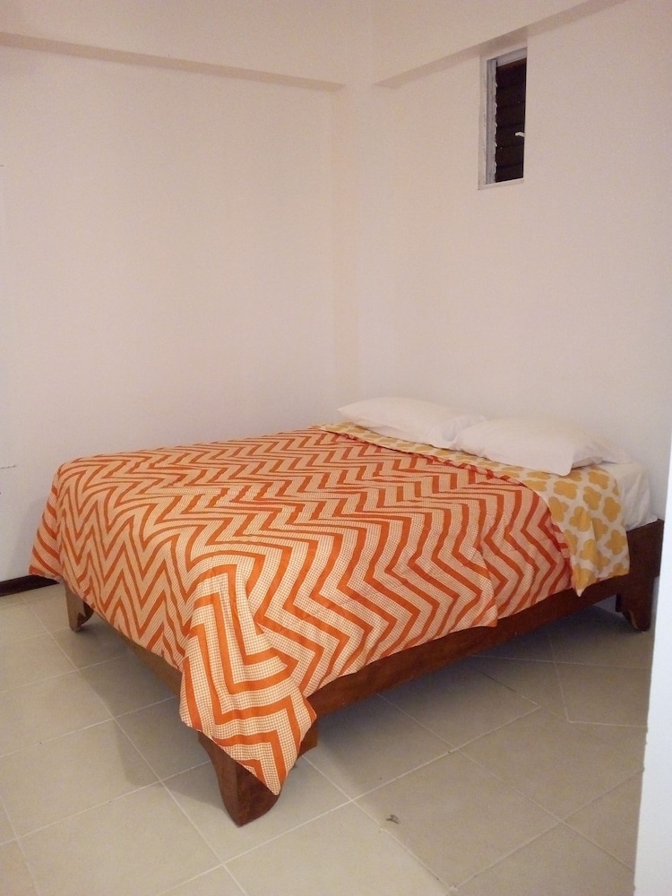 Standard Room, 1 Queen Bed photo 2