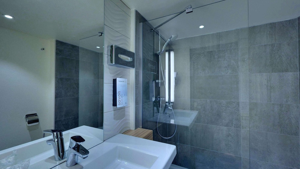 Standard Room, Multiple Beds - Photo 7