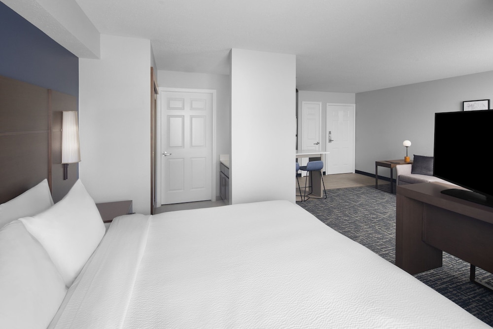 Studio, 1 King Bed With Sofa Bed, Kitchen (Mobility/Hearing Accessible, Tub) photo 1