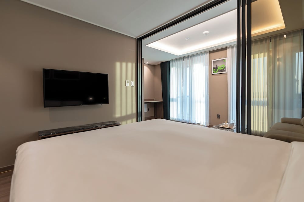 Suite - Photo 10