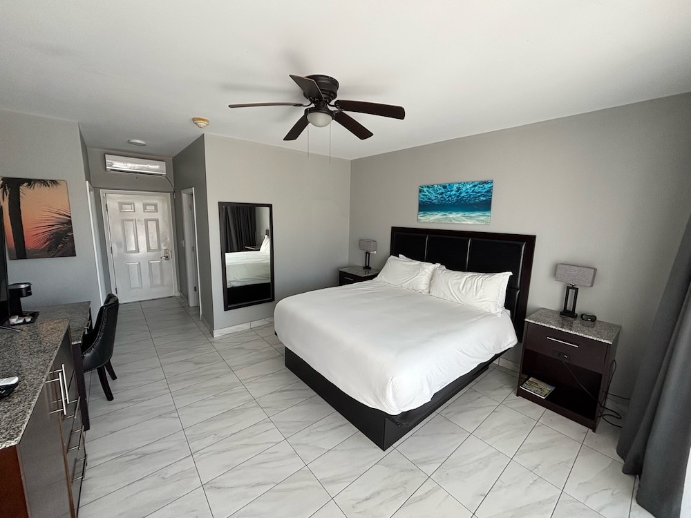 Classic Room, 1 King Bed, Balcony, Pool View