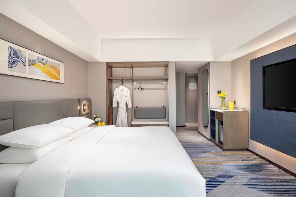 Standard Room, 1 King Bed, Non Smoking - Photo 1