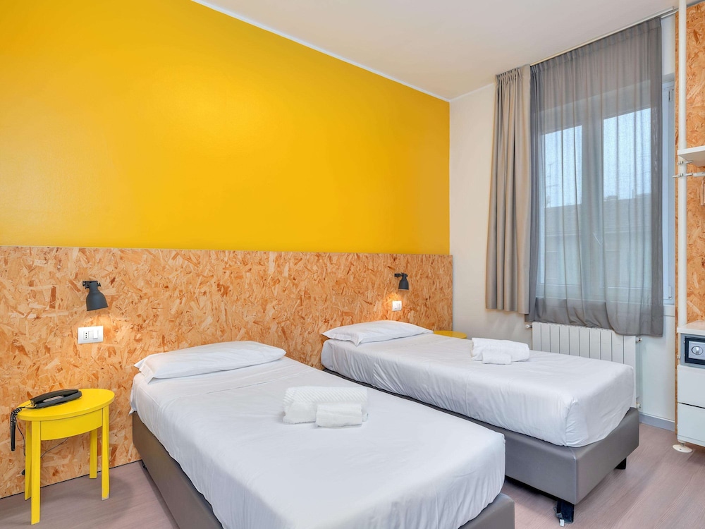 Standard Twin Room (Happy)