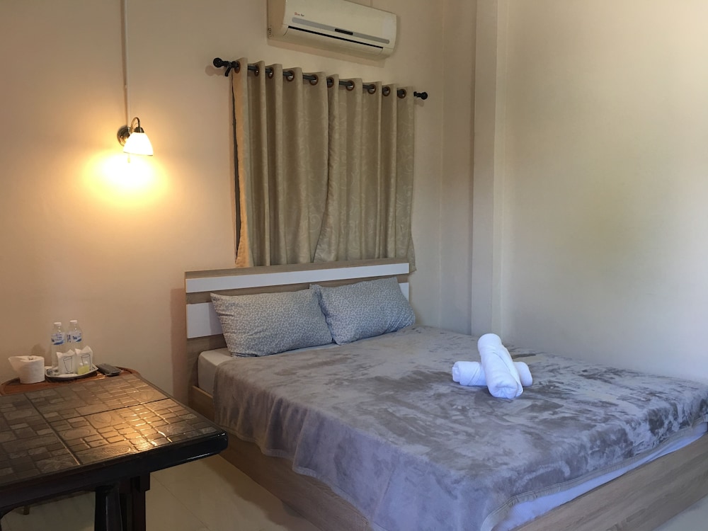 Basic Single Room, 1 Queen Bed, Non Smoking, Ensuite photo 2