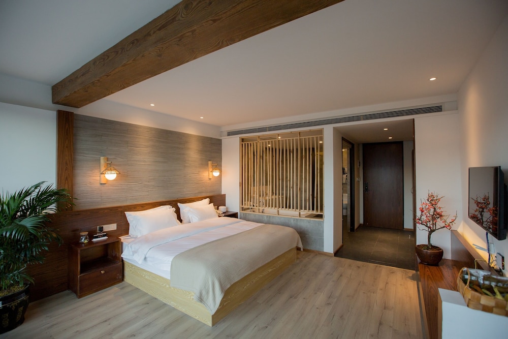 Deluxe Double Room, Bathtub photo 3