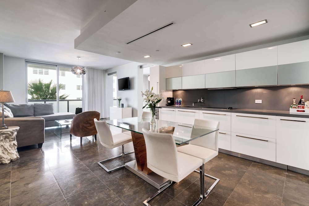 One Bedroom Suite with Balcony - Photo 9