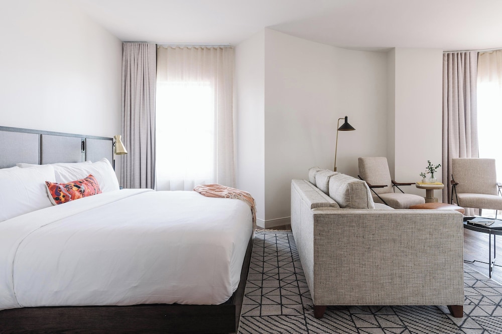 Studio Suite, 1 King Bed, River View