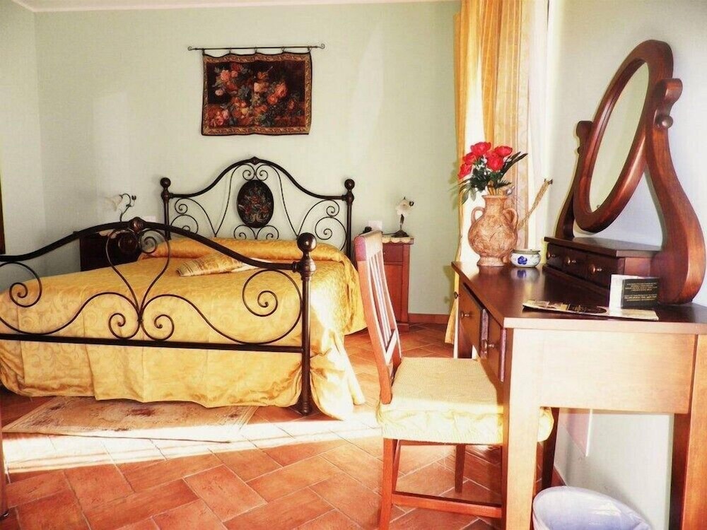 Studio, 1 Queen Bed, Fireplace photo 3