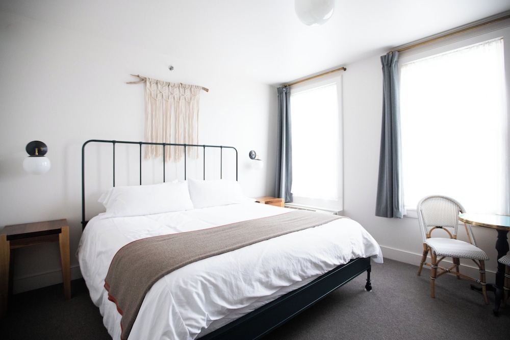 Room, 1 King Bed, Mobility Accessible (Courtyard) photo 1