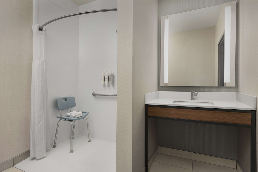 Room, 2 Queen Beds, Accessible (Mobility & Hearing, Roll-In Shower) - Photo 3