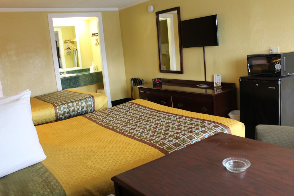 Room, 2 Queen Beds, Smoking - Photo 4