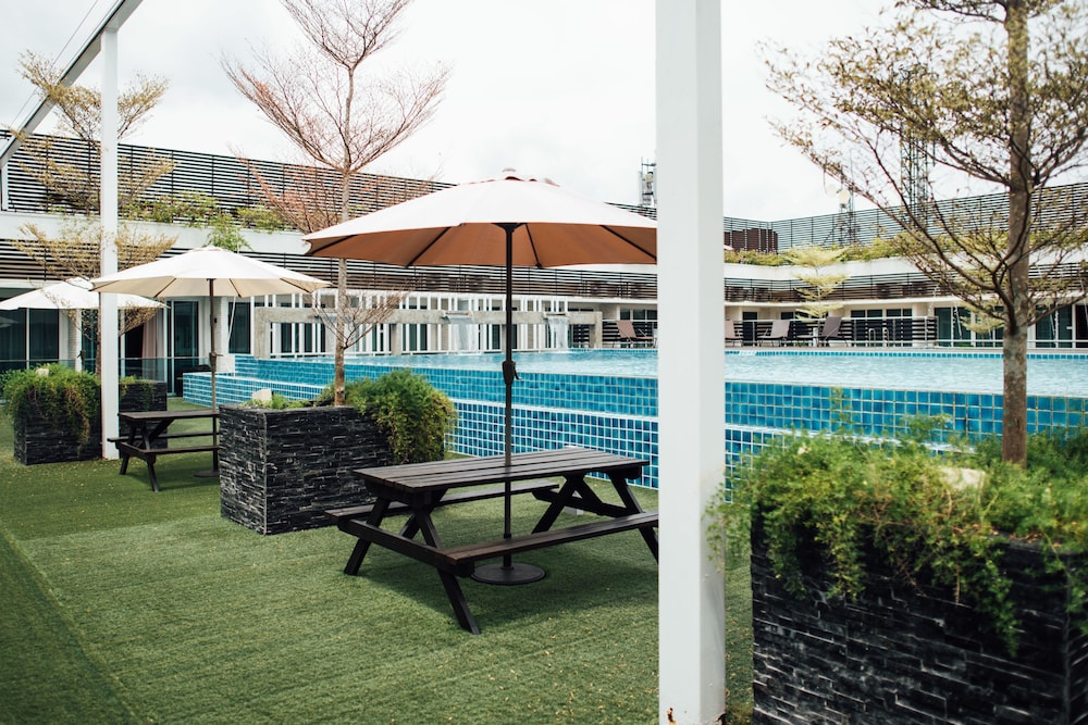 Deluxe Twin with pool view photo 2