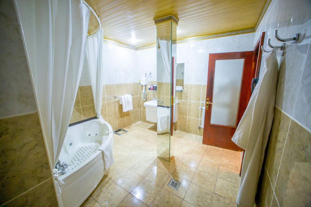 Deluxe Suite - Photo 11
