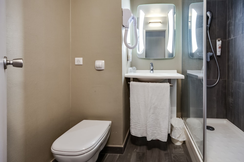 Standard Room, 2 Twin Beds - Photo 10