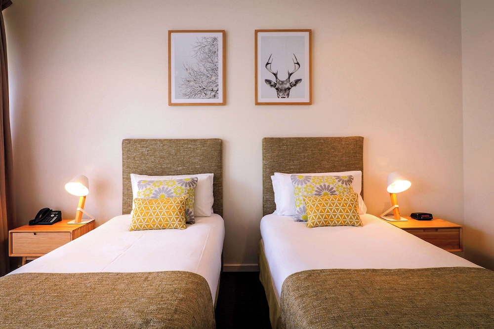 Standard Room, 1 King Bed, Non Smoking photo 3