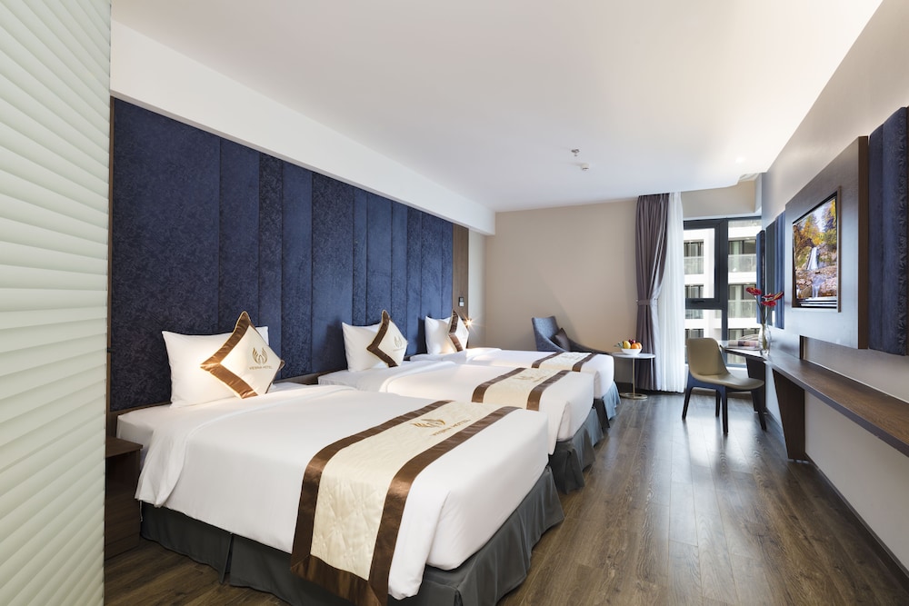 Deluxe Triple Room, 3 Twin Beds, Partial Sea View photo 1