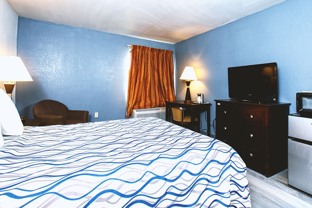 Standard Room, 1 King Bed, Non Smoking - Photo 4