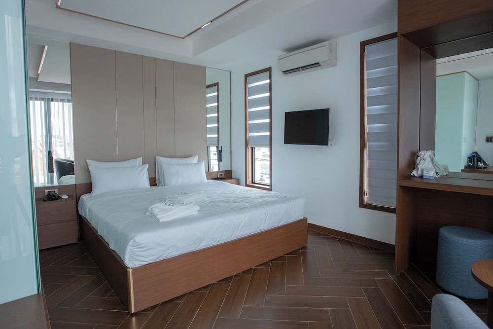 Deluxe Room, 1 King Bed, City View photo 1