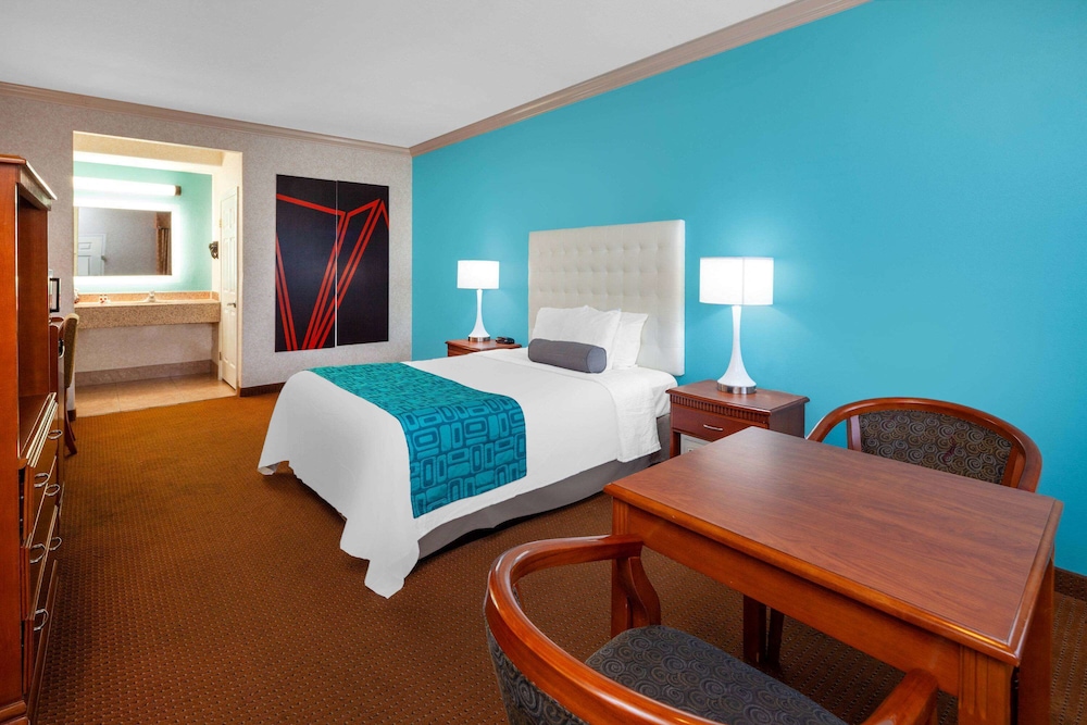 Room, 1 Queen Bed, Non Smoking - Photo 3