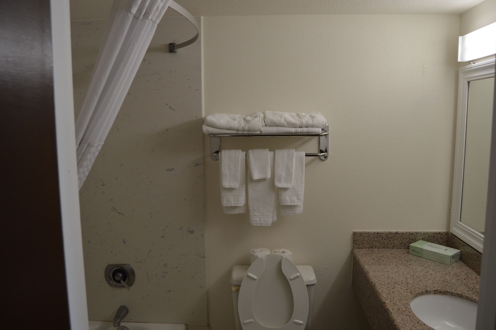 Room, 2 Queen Beds, Non Smoking, Garden View - Photo 5