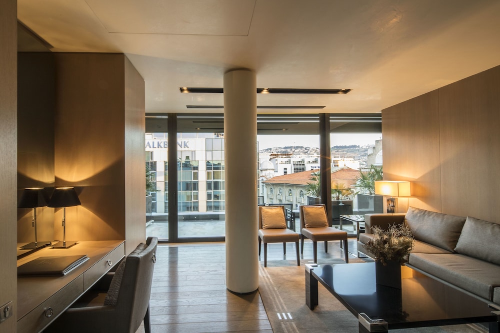 Executive Suite, 1 King Bed with Sofa bed, Terrace thumbnail 5