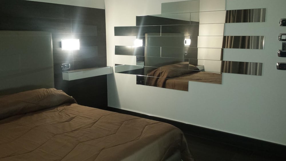 Luxury Suite, 1 King Bed, Jetted Tub photo 2