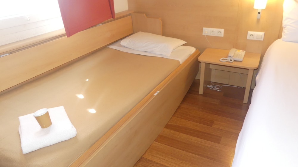 Standard Room, Multiple Beds - Photo 2