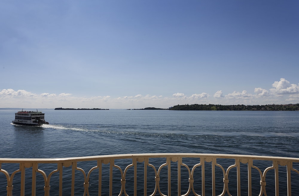 Superior Single Room, Balcony, Lake View photo 2