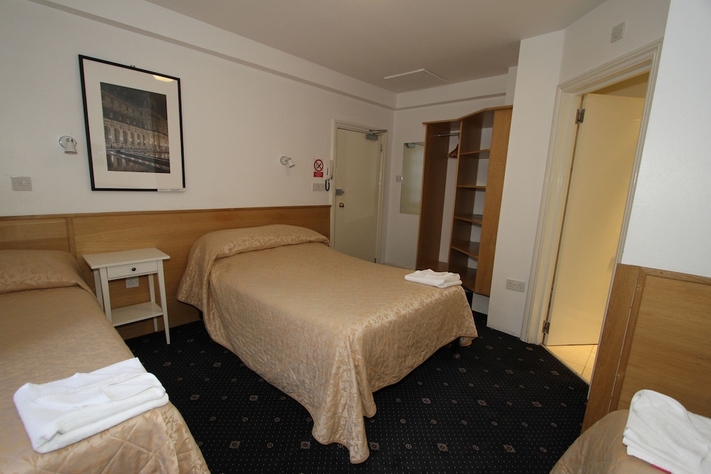 Room, Multiple Beds, Ensuite photo 3
