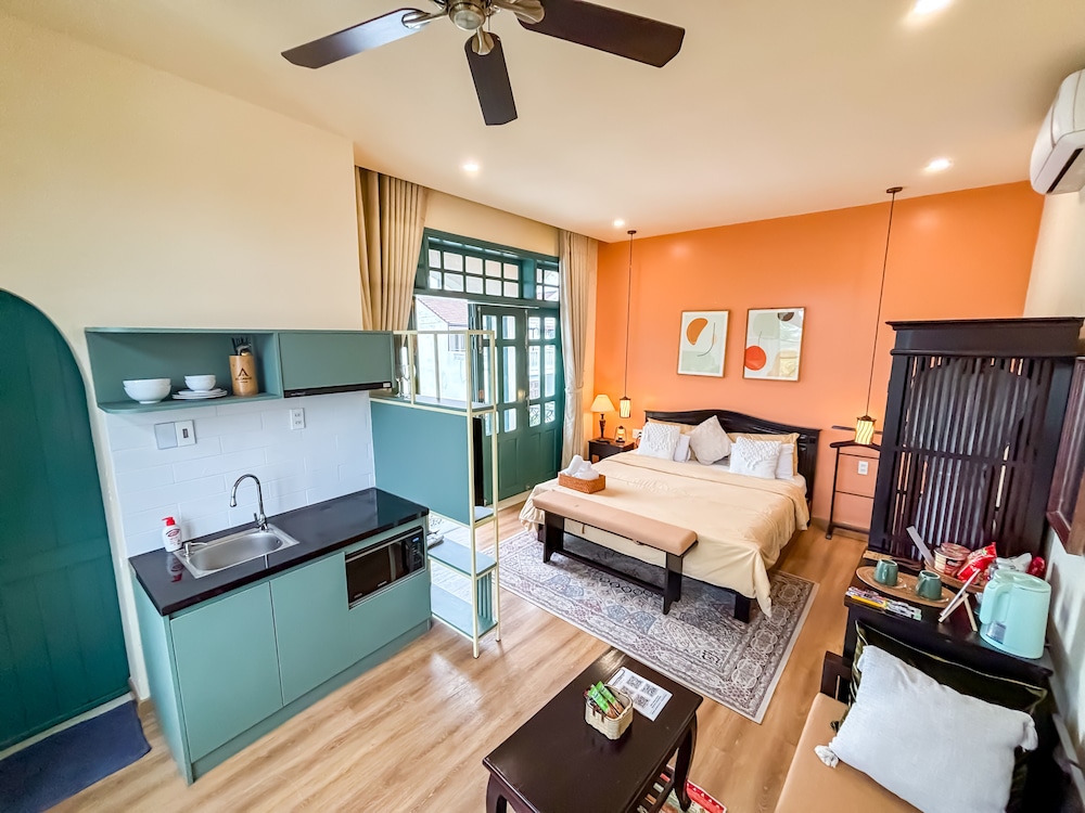 Deluxe Studio Suite, 1 King Bed, Kitchen, River View