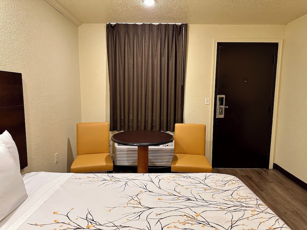 Standard Room, 2 Double Beds, Smoking - Photo 10