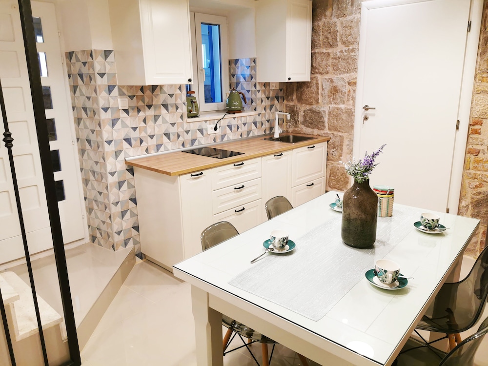 City Villa, 3 Bedrooms, Kitchen - Photo 4