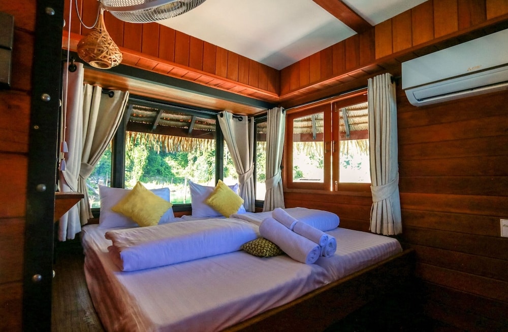 Family Quadruple Room, 2 Bedrooms, Non Smoking, Lake View photo 3