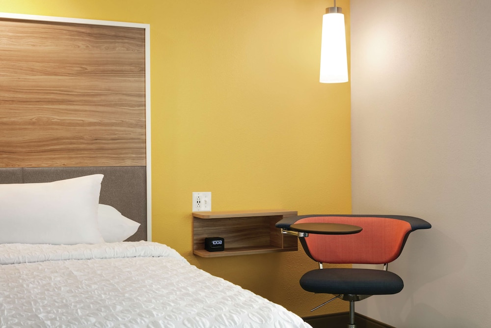 Room, 1 King Bed, Accessible (Hearing, Roll-in Shower) photo 1