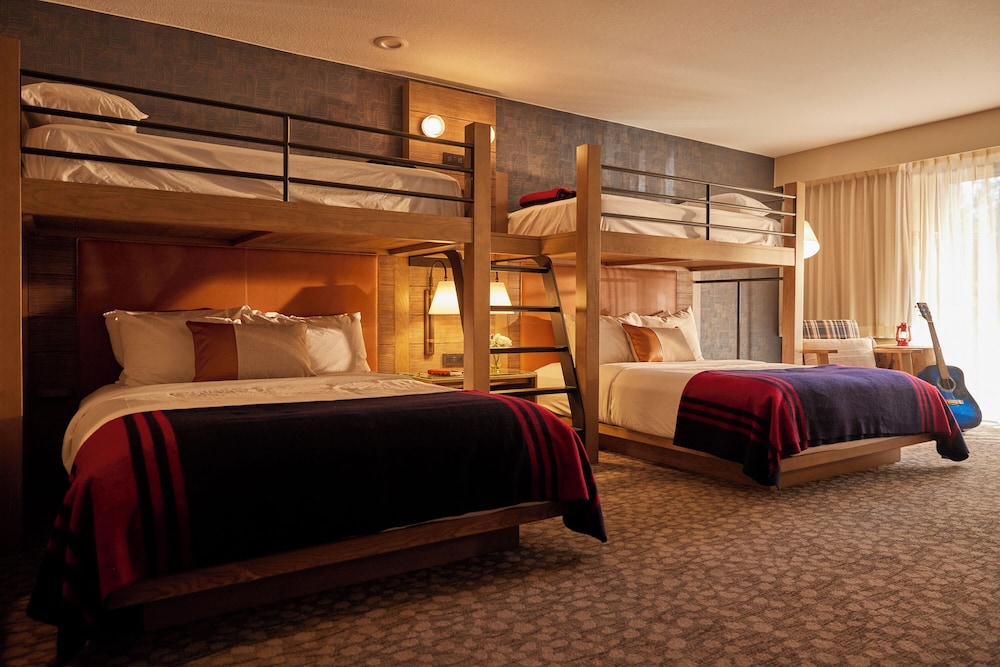 Room (2 Twin Bunks over 2 Queen Beds) - Photo 9
