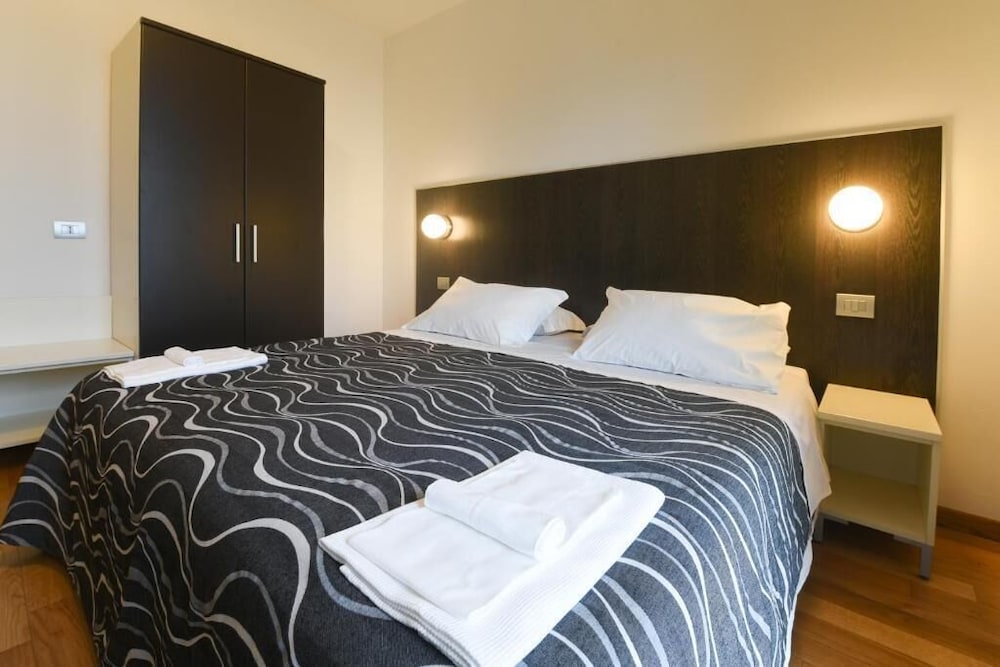 Standard Double or Twin Room, Ensuite (Leonardo Fibonacci) photo 3