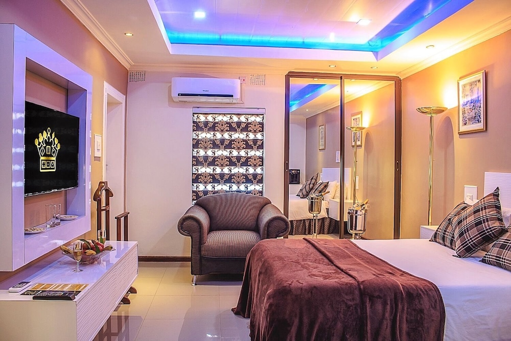 Executive Suite, 1 Queen Bed, Garden View photo 2