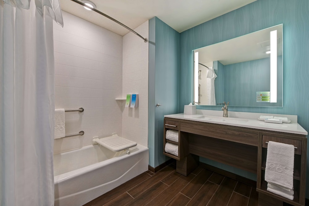 Suite, 1 King Bed, Accessible, Bathtub - Photo 5