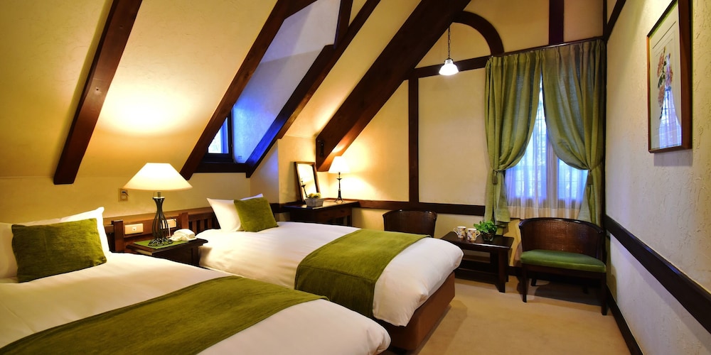 [West] 4 Bed Rooms, Non Smoking