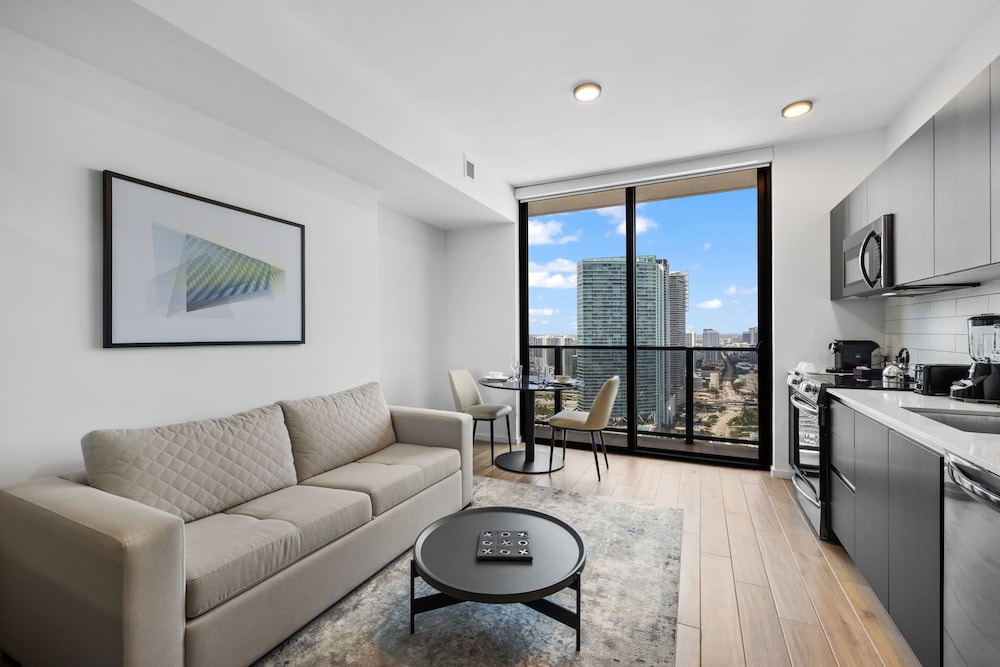 Luxury Condo, Balcony, City View photo 2