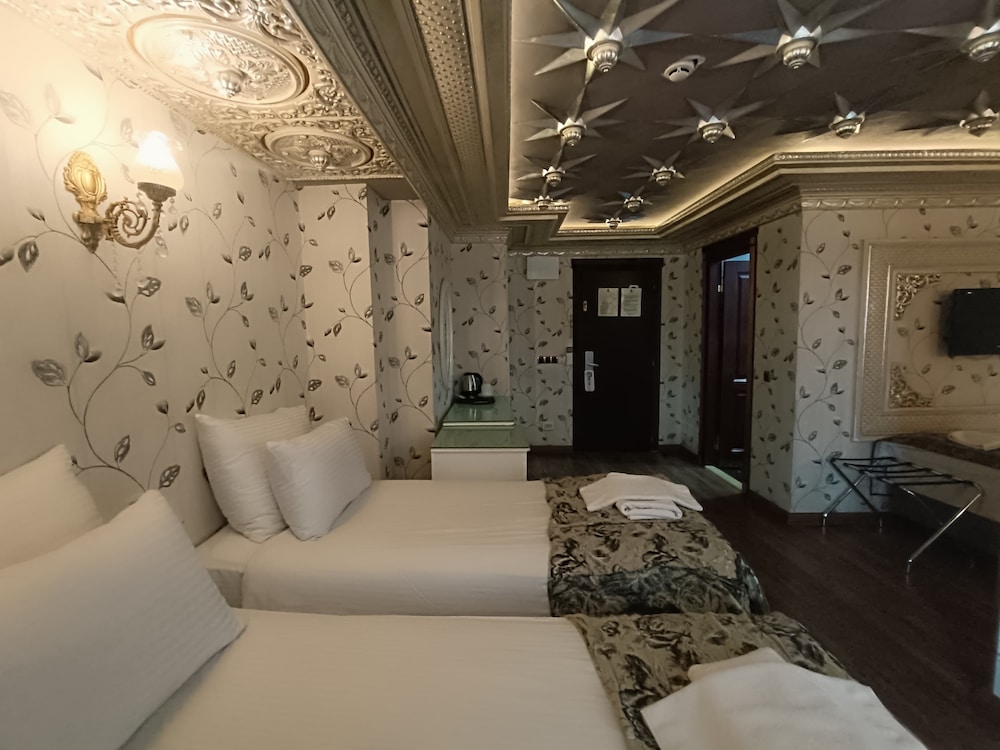 Family Room, 1 Bedroom photo 3