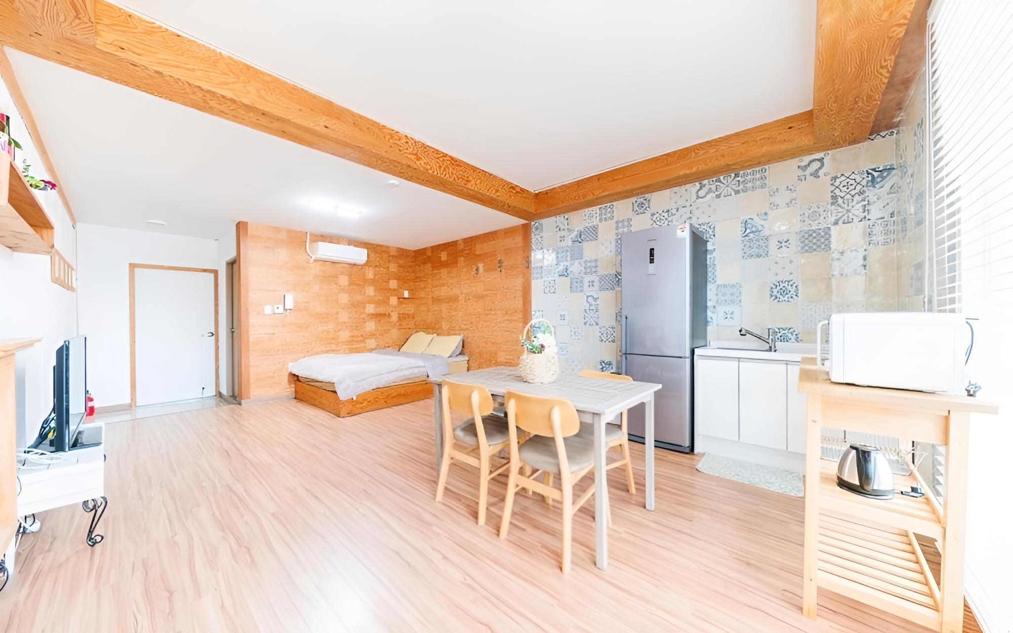 Room (Dining Room 101) - Photo 2