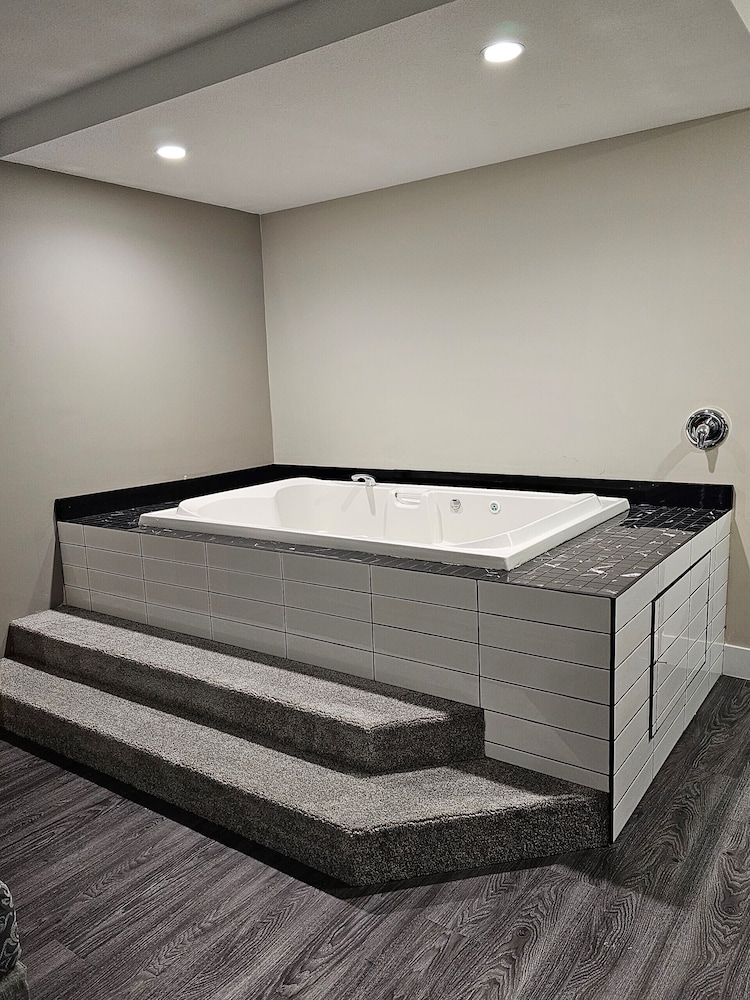 Deluxe Studio Suite, 1 King Bed, Jetted Tub